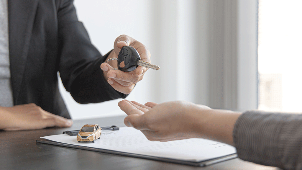 Réunion entre un auditeur qualité et un responsable logistique devant des indicateurs